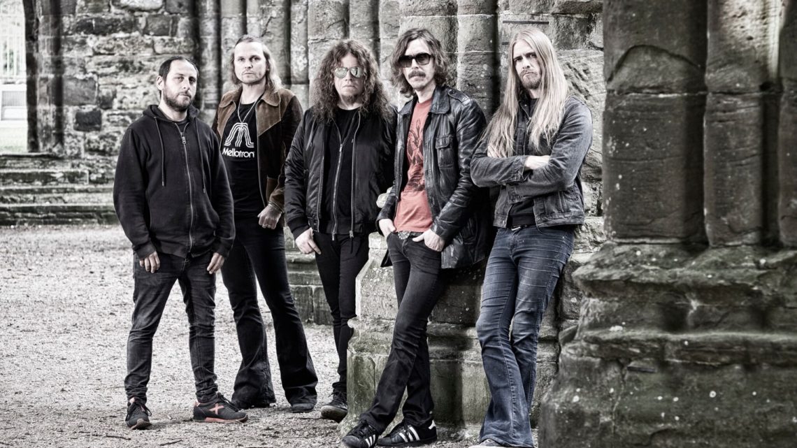 Banda Opeth posa para foto em meio a ruinas