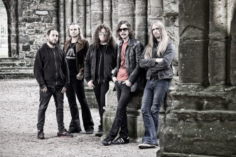 Banda Opeth posa para foto em meio a ruinas