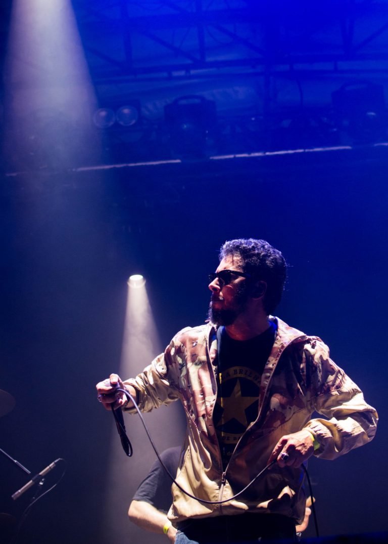 Cantor Jorge du Peixe no palco com a banda Nação Zumbi