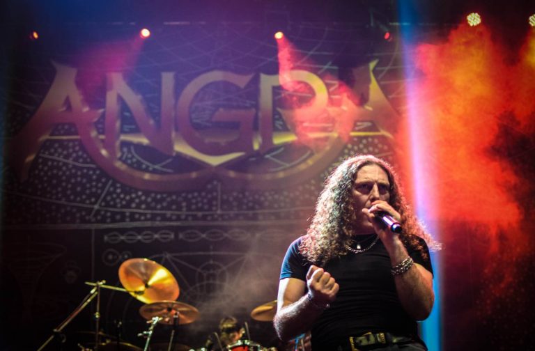 Fabio Lione e fundo de palco do Angra em show no Rio de Janeiro.