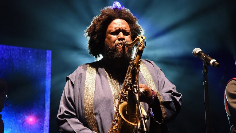 Kamasi Washington tocando sax