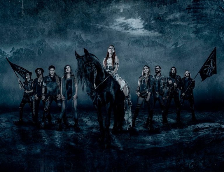 Banda Eluveitie posa para foto. Figura central é uma menina de branco montada em cavalo.