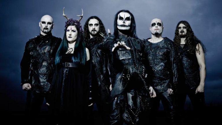 Banda Cradle of Filth posa para foto em fundo azul com nuvens