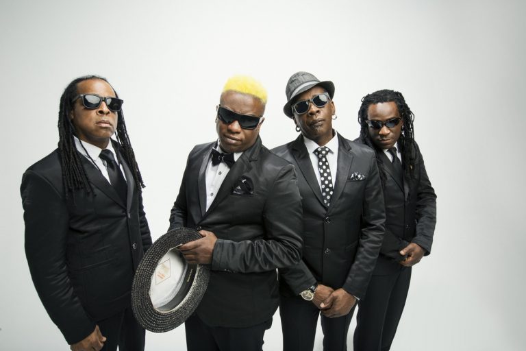 Banda Living Colour posa pra foto em fundo branco