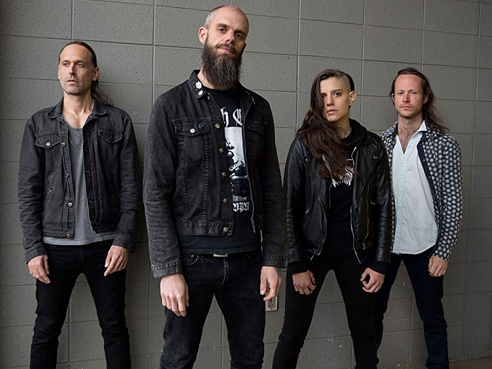 Banda baroness posa para foto em fundo cinza