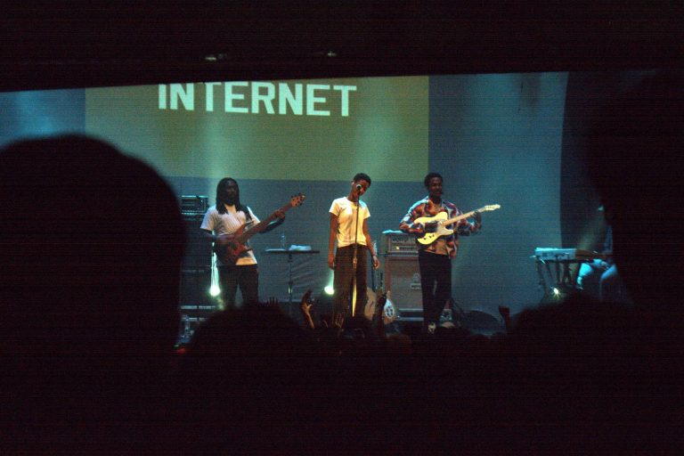 Foto da Banda The Internet em apresentação ao vivo no Circo Voador