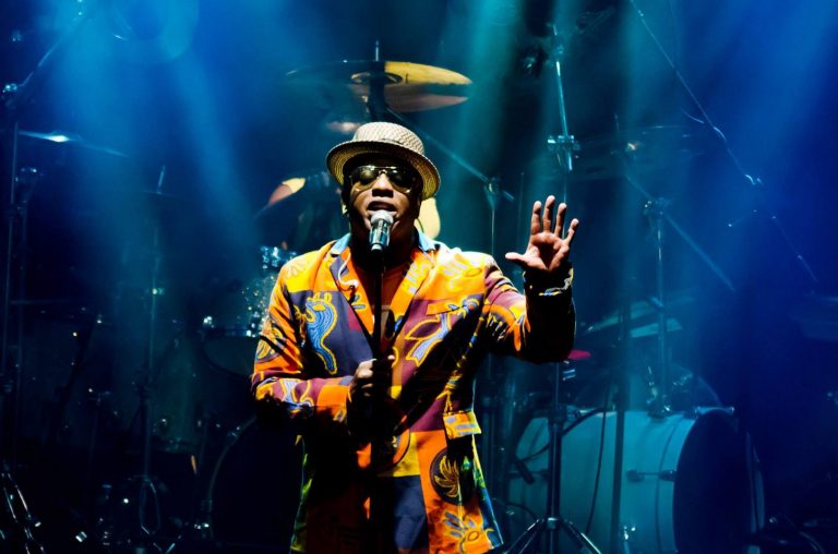 Vocalista Corey Glover, da banda Living Colour, canta em palco no Rio de Janeiro