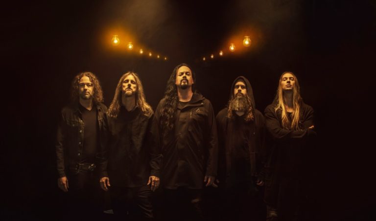 Banda Evergrey posa para foto em fundo em CG simulando tunel