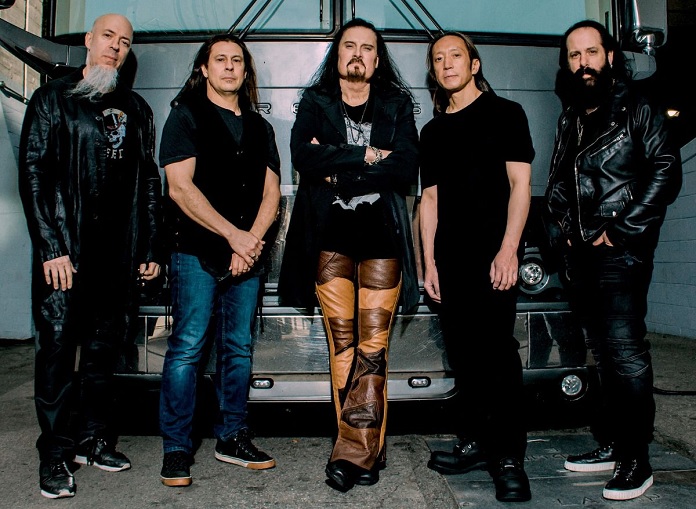 Banda Dream Theater posa para foto encostado em carro antigo