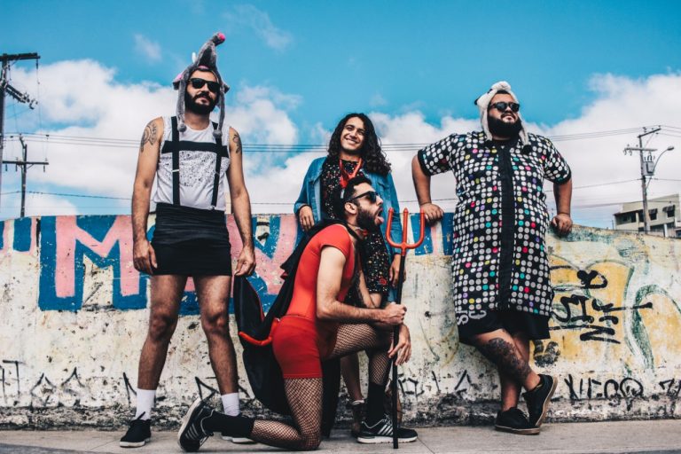 Banda iracema posa para foto em pose engraçada em frente a muro pixado