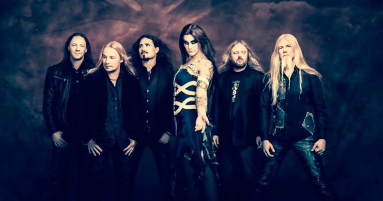 Banda nightwish posa para foto em fundo misterioso