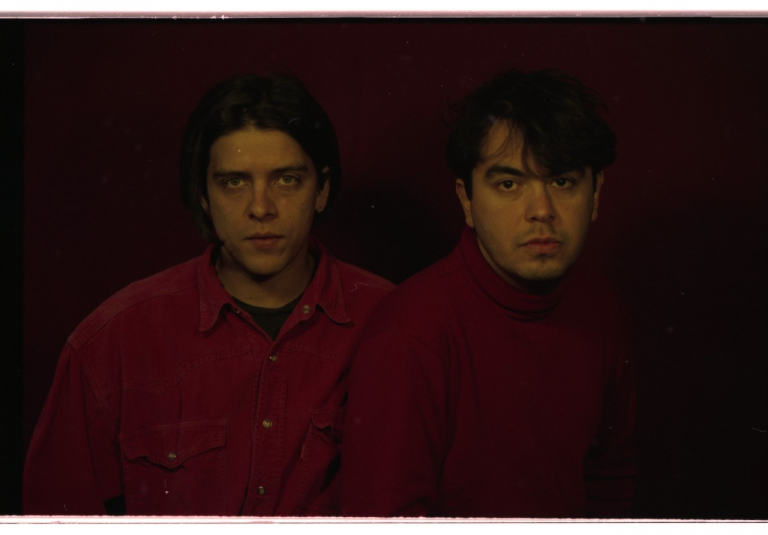 Banda The Holydrug Couple em foto de vermelho com fundo vermelho