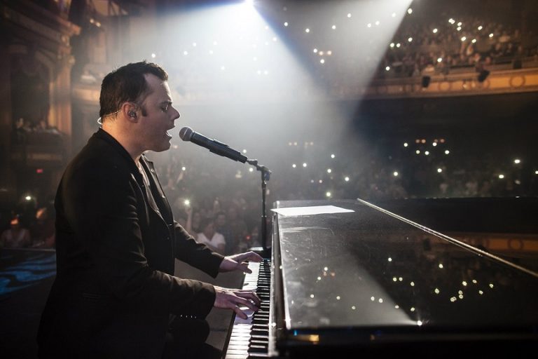 Marc Martel se apresenta em auditório lotado com luzes brancas