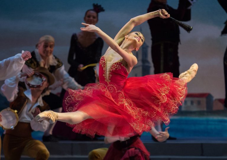 Bailarina Oksana Bondareva de vestido vermelho se apresenta