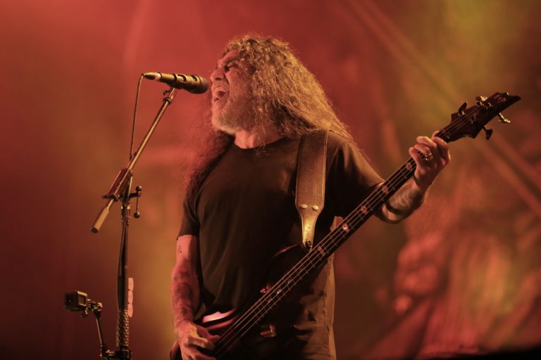 Tom Araya, da banda Slayer, se apresenta em fundo vermelho no Rock in Rio 2019