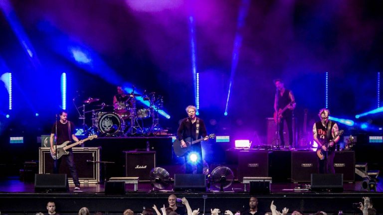 Banda The Offspring faz show iluminado