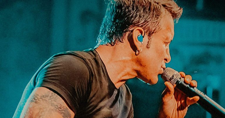 Scott Stapp se apresenta ao vivo