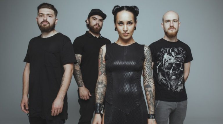 Banda Jinjer tira foto trajada de preto em fundo cinza