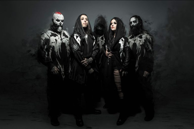 Banda Lacuna Coil posa para foto com maquiagem macabra e fundo escuro