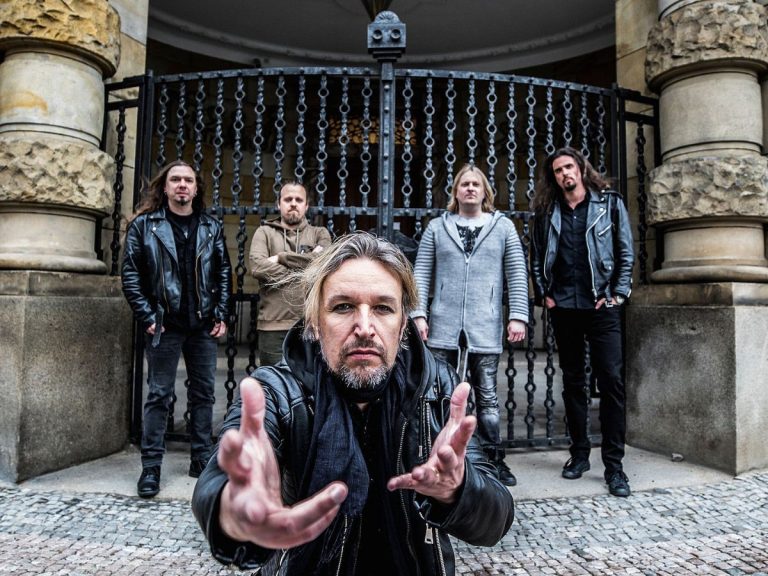 Banda Sonata Arctica posa para foto com o vocalista Tony Kakko em primeiro plano