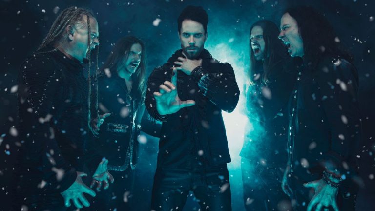 Kamelot posa para foto simulando frio congelante