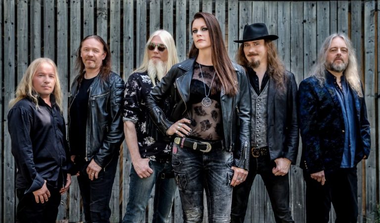 Banda Nightwish posa para foto com Floor Jansen em primeiro plano