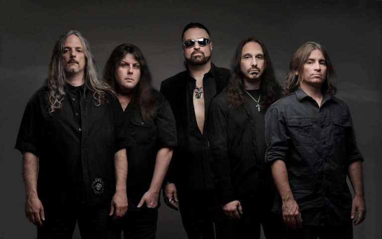 Banda Symphony X posa para foto em fundo cinza