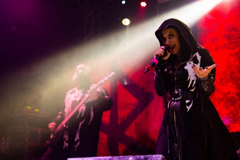 Cristina Scabia, do grupo Lacuna Coil, se apresenta ao vivo