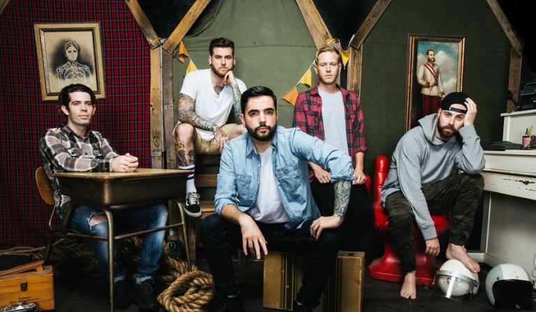 Banda A Day To Remember tira foto em cenário com muitos detalhes