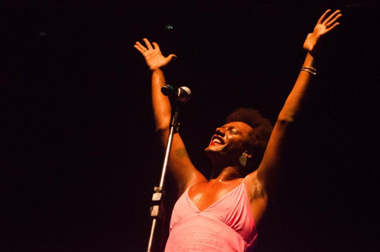 Liniker de braços abertos em show no Rio de Janeiro