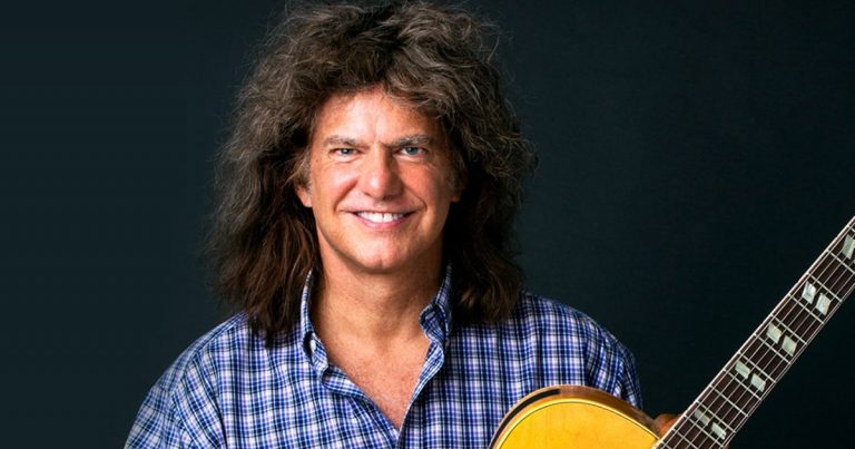 Pat Metheny posa para foto em fundo sóbrio