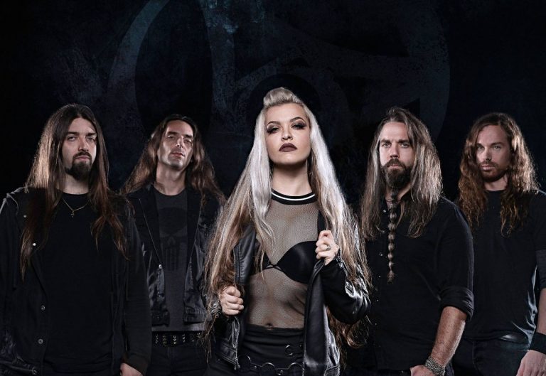 Banda The Agonist posa para foto em fundo preto