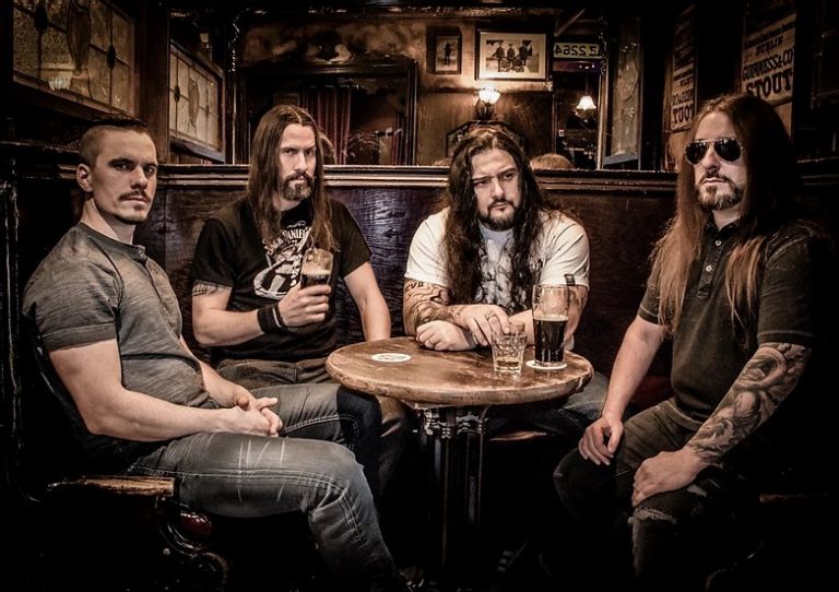 Banda Kataklysm posa para foto em um bar.