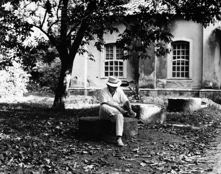 Tom Jobim em uma foto preto em branco em quintal