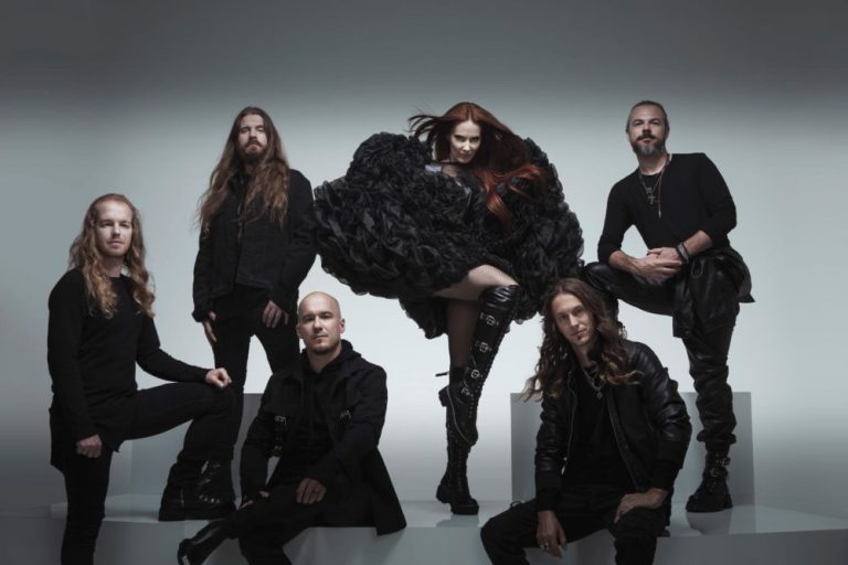 Banda Epica posa para foto com Simone Simmons em pose impactante e todos de preto